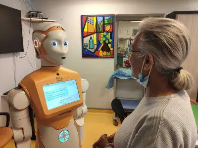 Healthcare Robot Supporting Doctor