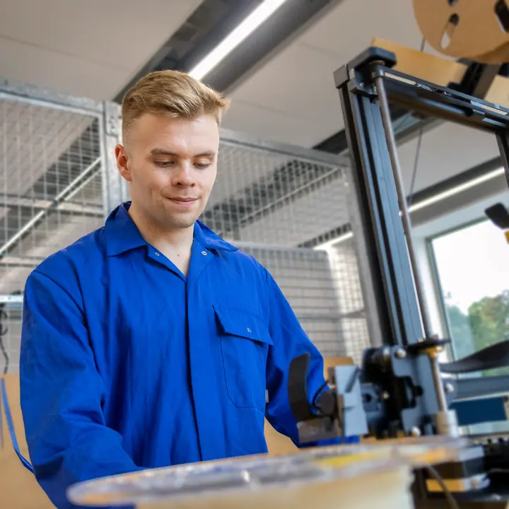 Kyle, mechanical engineering student, in the GRID makers space