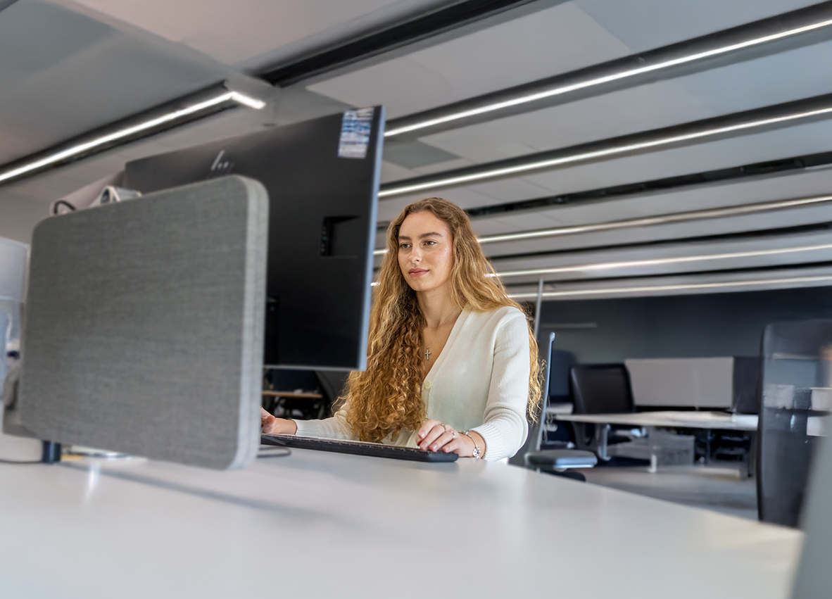 Lolita, Computer Science student, working on a computer in GRID