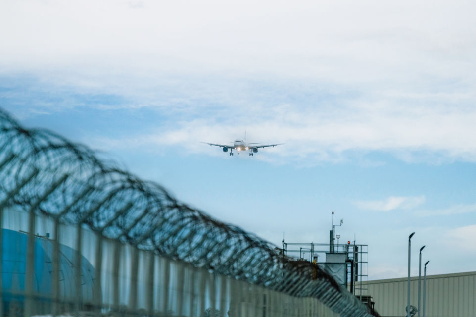 TransiT is a new national hub focused on rapidly decarbonising transport in the UK, including road, rail, air and maritime. Photo: Ben Glasgow Photography. Photo: Ben Glasgow Photography An aircraft approaching a runway.