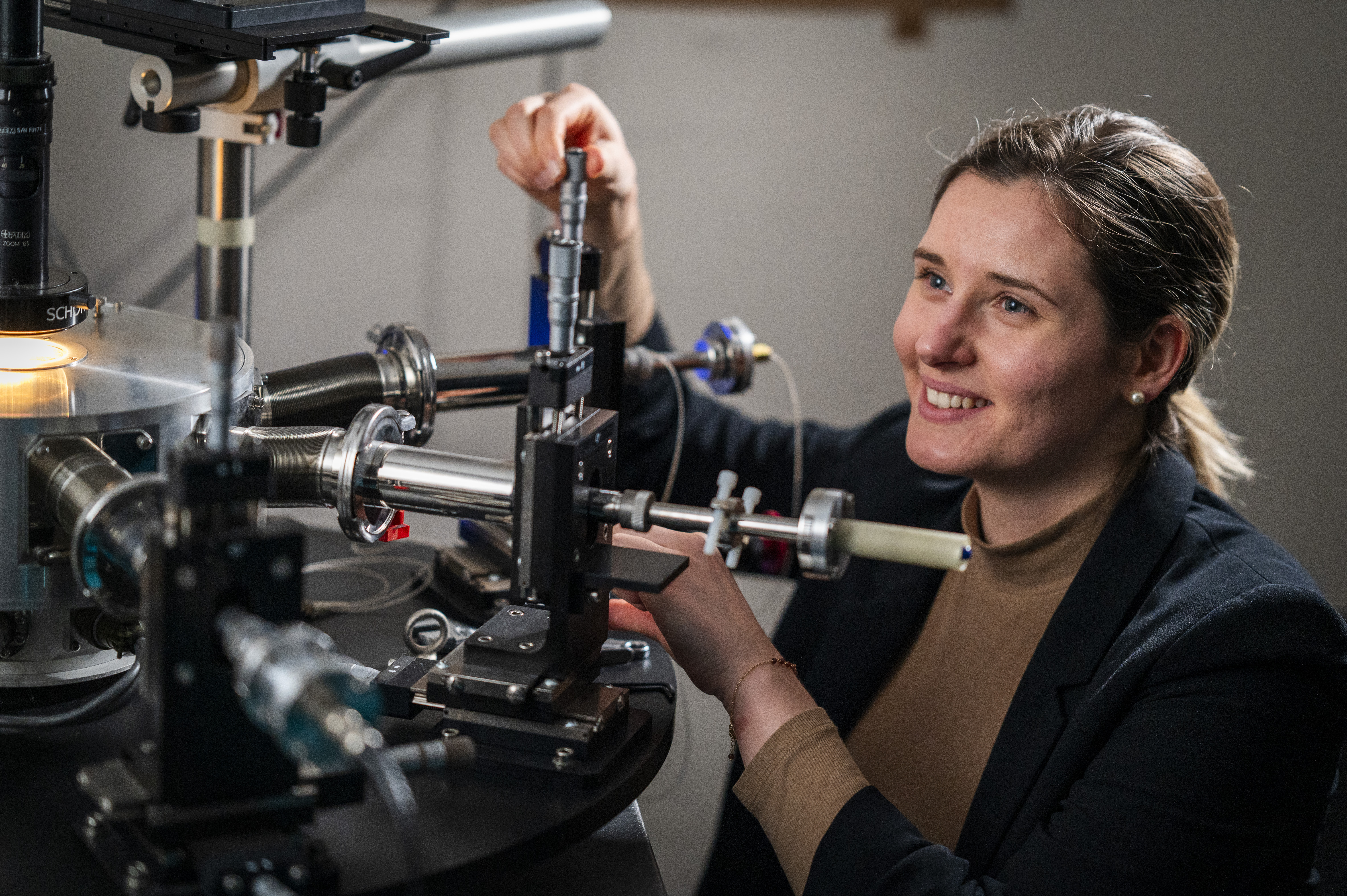 Dr Lisa Saalbach electronically probing the next generation of single-photon detectors