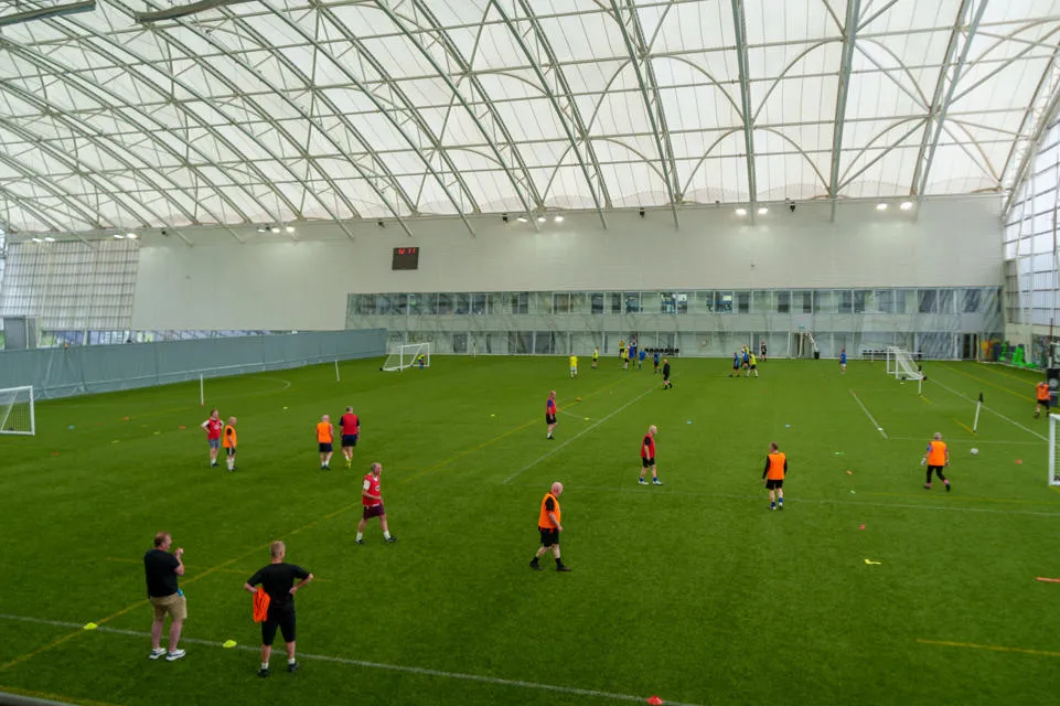 Football players playing on an indoor football pitch