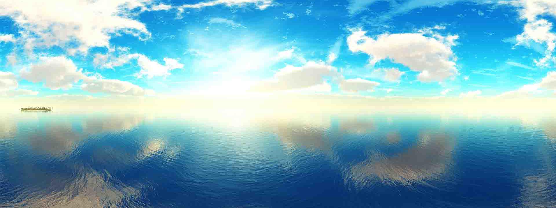 Image shoes a still ocean and sky.