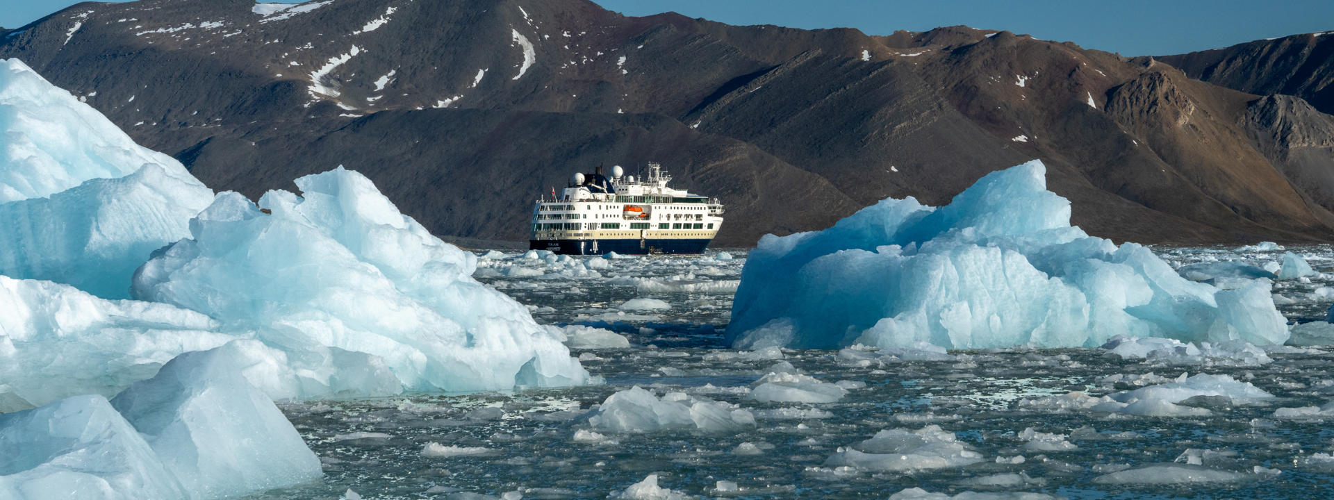 A boat in-between two ice bergs