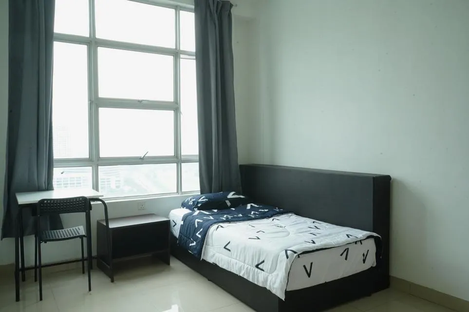 Single bedroom Bedroom with single bed, bedside table, smal desk and chair, big window and tiled floor
