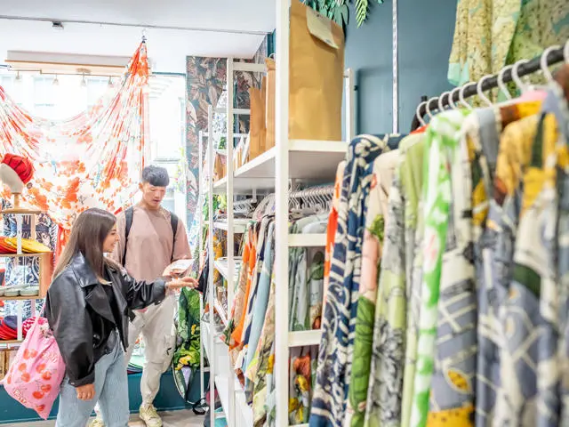 HWU-36046-students-shop