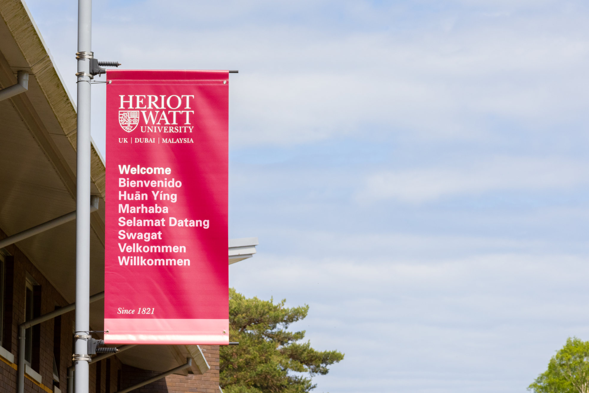 Pink banner with the Heriot-Watt logo and the words welcome in different languages.