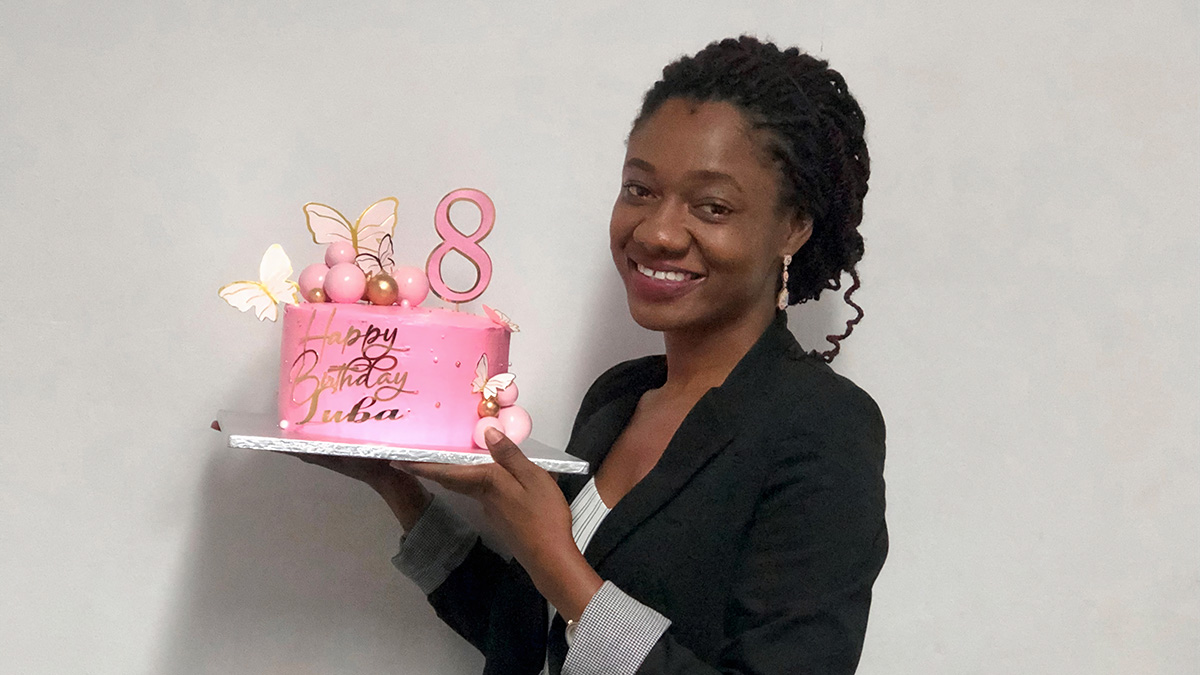 Margaret Sakufiwa with one of her cake creations