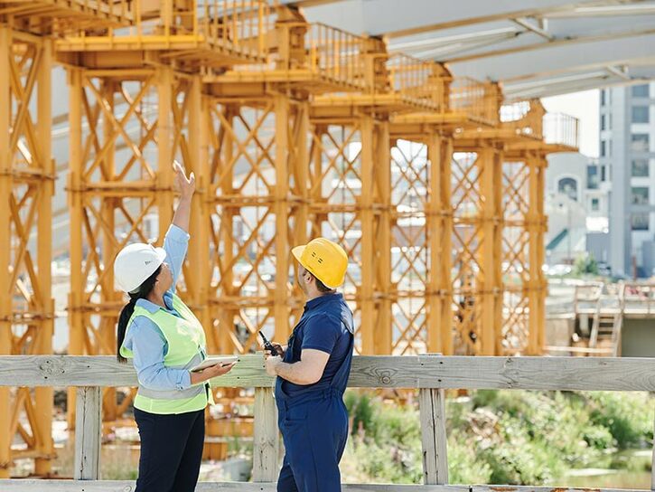 construction site manager instruction construction worker