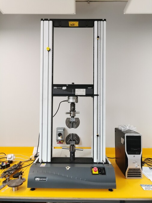 Uniaxial testing machine for mechanics of materials.